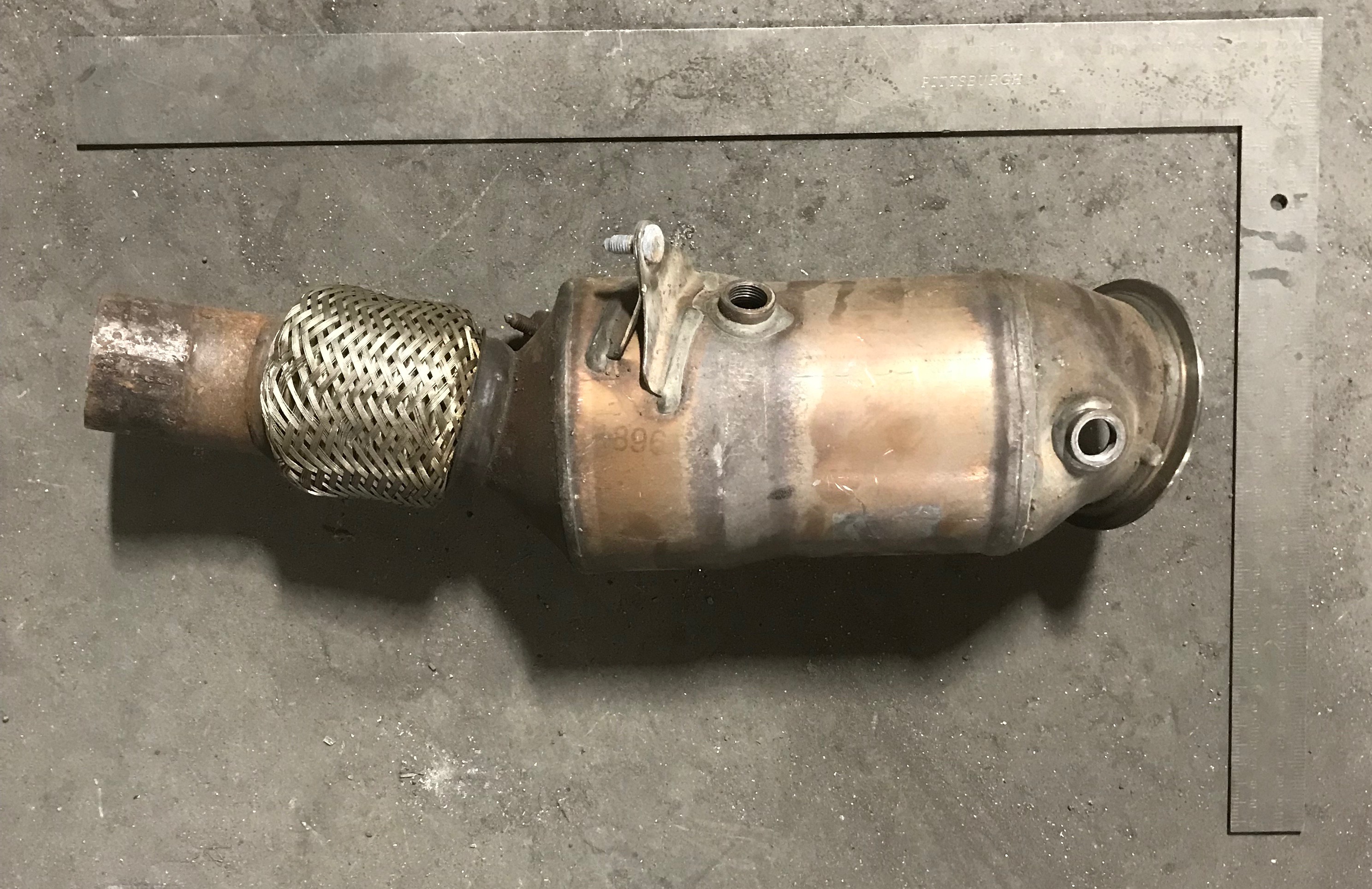 BMW 8689401 catalytic converter