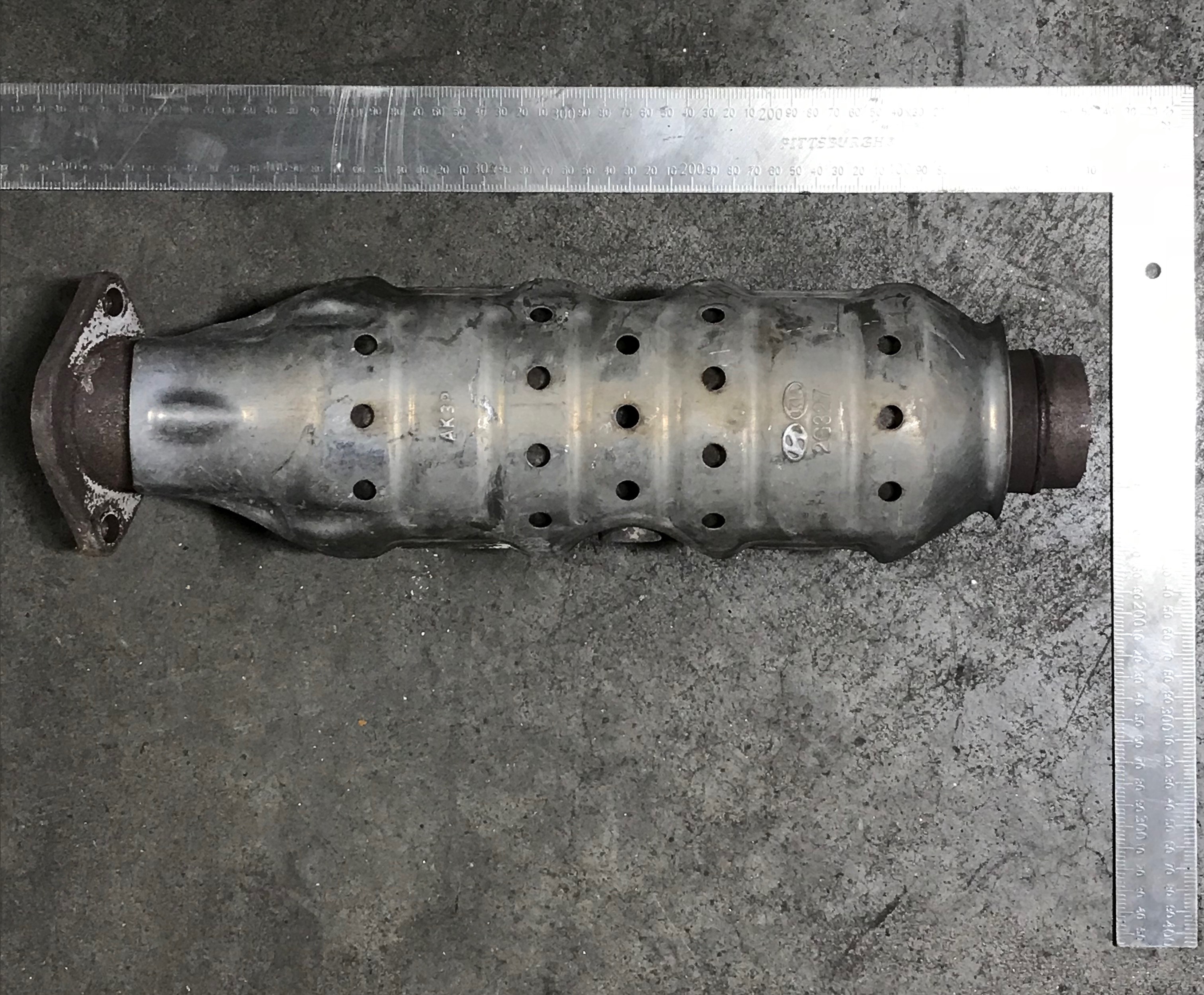Hyundai 2G780 catalytic converter