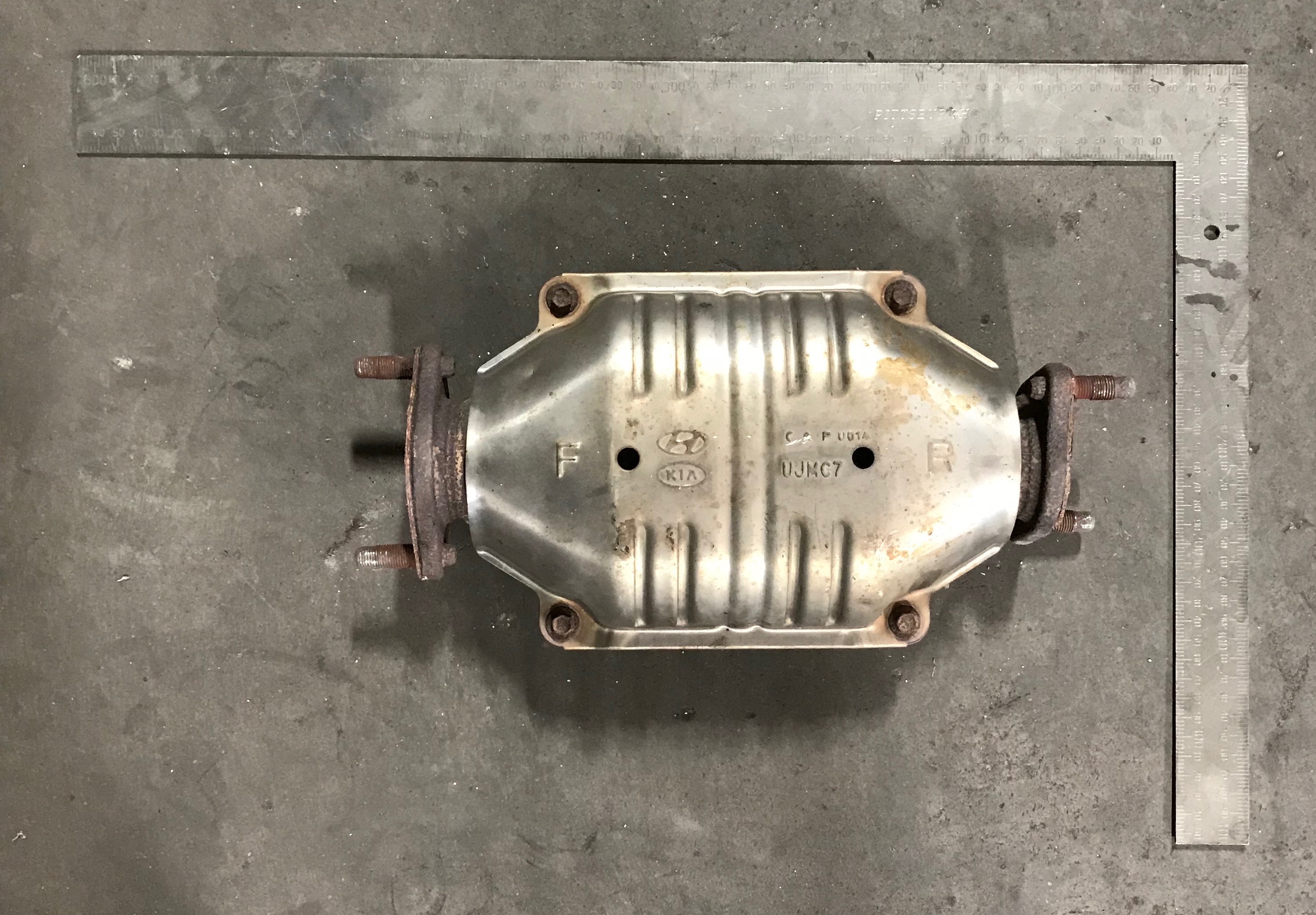 Hyundai UJMC6 catalytic converter