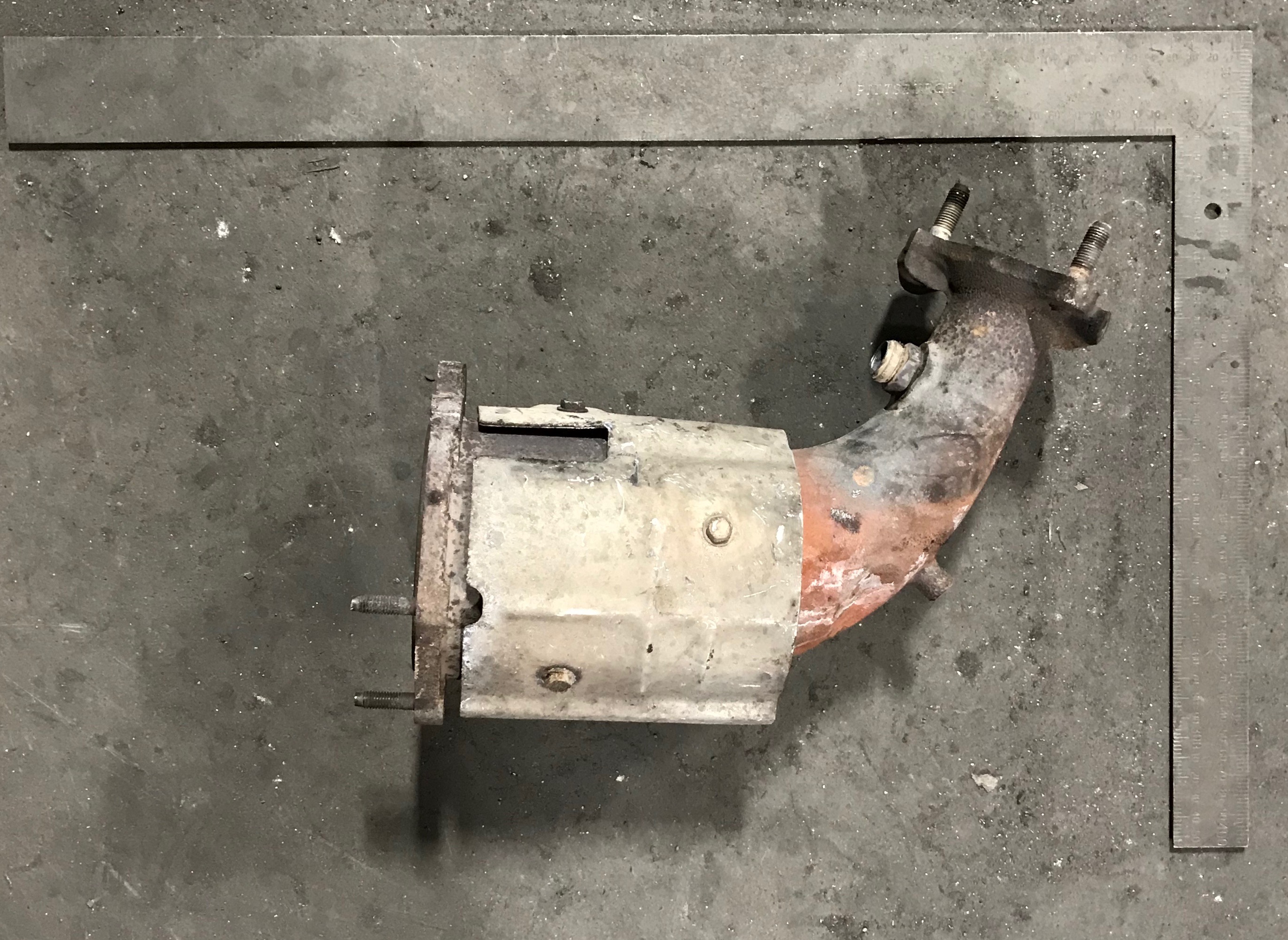 Nissan 8Y1 catalytic converter