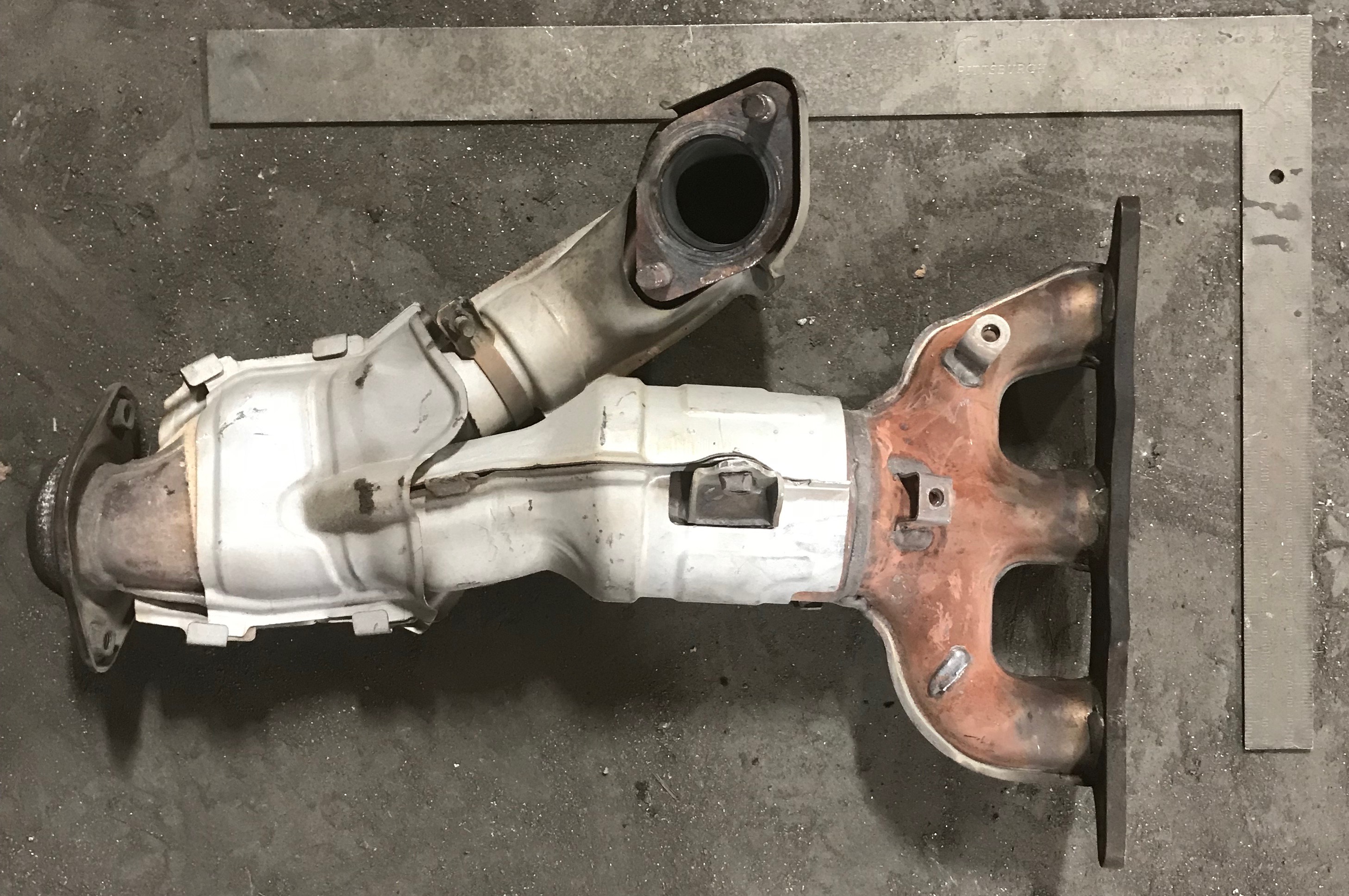 Mitsubishi y Manifold catalytic converter